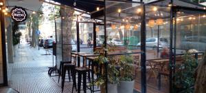 um restaurante com mesas e cadeiras numa rua em Palermo Madison em Buenos Aires