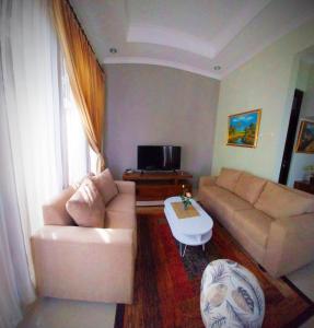 Televisi dan/atau pusat hiburan di Gated 3BR Residence - 10 mins from Malioboro