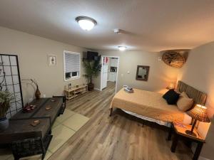 een slaapkamer met een bed en een woonkamer bij Far East Escape- Salem in Salem