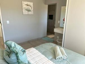 Säng eller sängar i ett rum på Langebaan Holiday Home