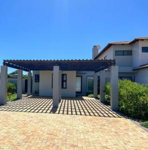 uma casa com um pavilhão à sua frente em Langebaan Holiday Home em Langebaan