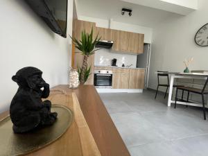 a kitchen with a dog statue sitting on a table at Superbe T2 proche de Paris & Disneyland in Ozoir-la-Ferrière