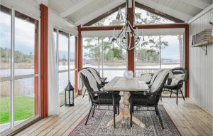 comedor con mesa y sillas en el porche en Stunning Home In Arvika With Kitchen, en Arvika