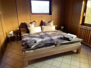 Ferienhaus Eifelblick tesisinde bir odada yatak veya yataklar