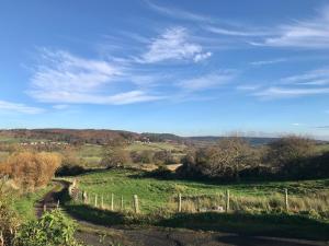 una vista de un campo con una valla en Leazes Cottage, en Rothbury