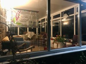 una ventana con vistas a un restaurante en Leazes Cottage, en Rothbury