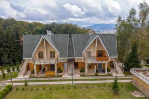 een huis met een grijs dak erop bij Apartman Elena Gold Zlatibor in Zlatibor