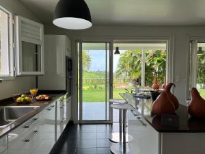 Η κουζίνα ή μικρή κουζίνα στο EAST KEYS - East Villa Muscade +23 φωτογραφίες