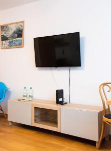Televízia a/alebo spoločenská miestnosť v ubytovaní Plac Grzybowski Blue Sky Studio
