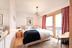 a bedroom with a bed and a window at Haus Diel - Premium Apartments mit Küche in Pettneu am Arlberg