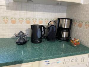 Příslušenství pro přípravu čaje a kávy v ubytování Au cœur de la Cotinière Studio en résidence parking privé wifi