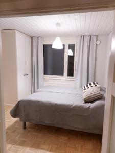 sypialnia z dużym łóżkiem i oknem w obiekcie Kotirinne 135 - järven rannalla w mieście Jyväskylä