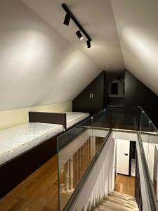 um quarto com duas camas e um piso de vidro em Apartman GLECER KOP em Kopaonik