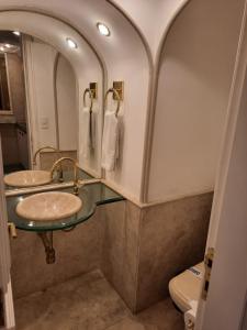 a bathroom with two sinks and a toilet at The Landmark Residence - Oficial in São Paulo