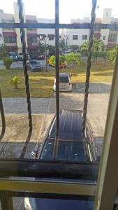 un coche aparcado en un estacionamiento al lado de una calle en Apartamento Familiar y tranquilo, en Pantoja