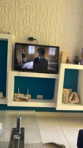 En TV eller et underholdningssystem på Apartamento Familiar y tranquilo