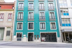 un bâtiment bleu sur le côté d'une rue dans l'établissement The Beautiful Ones Studio, à Porto