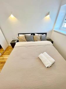 Ліжко або ліжка в номері White 1 BD Old Town Apartment by Hostlovers