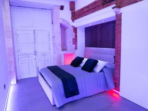 A bed or beds in a room at VaKKia - Ortigia Holiday Home