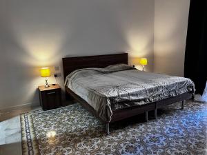 - une chambre avec un lit et deux lampes sur deux tables dans l'établissement Dar Barbara - Duplex 1 Double bedroom Maisonette, à Cospicua
