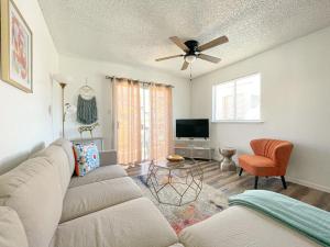 a living room with a couch and a flat screen tv at Lovely Apartment Unit Near Central Coalinga in Coalinga