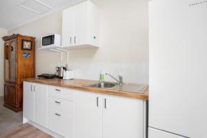 Laurelview Scenic Inn Gympie的厨房或小厨房