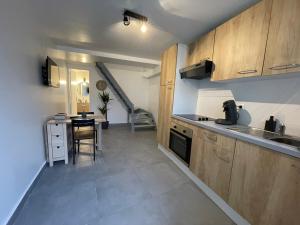 Kuchyňa alebo kuchynka v ubytovaní Superbe T3 Duplex proche Paris & Disneyland + 3 fotografie