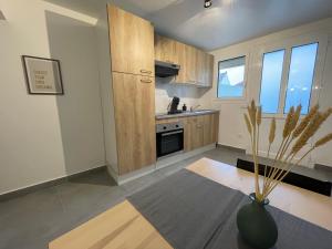 a kitchen with a vase in the middle of a room at Superbe T3 Duplex proche Paris & Disneyland in Ozoir-la-Ferrière