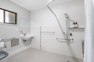 Laurelview Scenic Inn Gympie的一间浴室