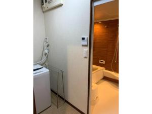 ein Bad mit einer Dusche, einem WC und einem Waschbecken in der Unterkunft Azuma Taku - Vacation STAY 13741 in Kanie