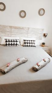 łóżko z dwoma poduszkami na górze w obiekcie Villa Mia w mieście Tuineje