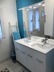 a bathroom with two sinks and a large mirror at Durban Des Corbieres : maison neuve déco moderne in Durban-Corbières