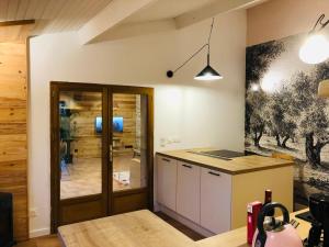 une cuisine avec une table et un comptoir dans l'établissement Uluwatu - cottage cosy, à Saint-Laurent-de-Médoc 10 autres photos