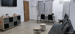 Televízia a/alebo spoločenská miestnosť v ubytovaní Málaga playa,centro ,bus y metro