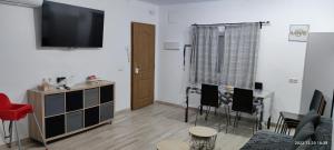 Televízia a/alebo spoločenská miestnosť v ubytovaní Málaga playa,centro ,bus y metro