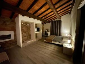um quarto com uma cama e uma lareira num quarto em Rent room Iacopo em Capannori