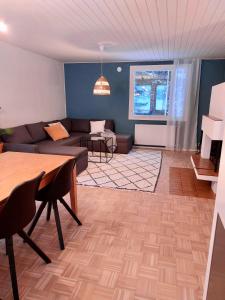 een woonkamer met een bank en een tafel bij Kotirinne 135 - järven rannalla in Jyväskylä