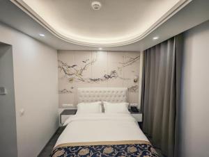 Una cama o camas en una habitación de KYRIAD ROUEN SUD - Sotteville les Rouen