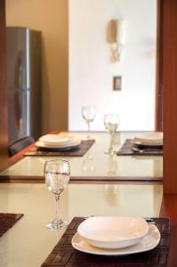 uma mesa com pratos e copos de vinho no balcão em San Ignacio Suite Apartments em Santiago