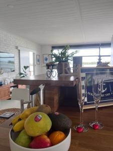 Bilde i galleriet til Serenity by the Lake - Romantic Waterfront Couple's Getaway i Marks Point