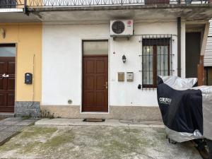 uma casa com uma porta e uma tenda em frente em Appartamento Seregno Galileo - Centro - ABI em Seregno