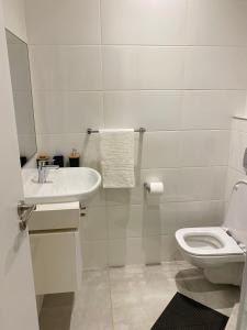 un bagno bianco con lavandino e WC di Zimbali Lakes Boulevard Royal Suite 116 a Ballito