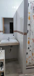 baño con lavabo y cortina de ducha en Málaga playa,centro ,bus y metro en Málaga