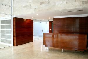Pokój z drewnianym biurkiem w budynku w obiekcie Minimalist design apartment with amazing view w BuenosAires