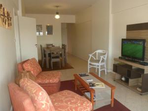 a living room with a couch and a tv and a table at Edificio Columbia in Asunción