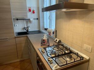 uma cozinha com uma placa de fogão e forno. em Appartamento Seregno Galileo - Centro - ABI em Seregno