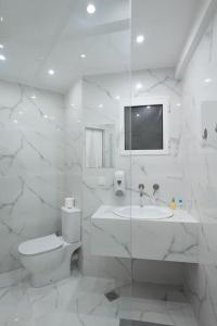 A bathroom at Large Comfy, Modern studio 5 min to Acropolis