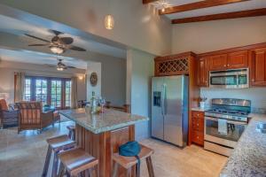 cocina con nevera, mesa y sillas en Placencia Pointe Townhomes #8 en Placencia Village