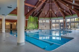 ein großer Pool in einem großen Gebäude in der Unterkunft The Woods by Killington Vacation Rentals - 2 Bedrooms in Killington