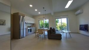 cocina y sala de estar con sofá y mesa en King AGIS 2, en Esparta